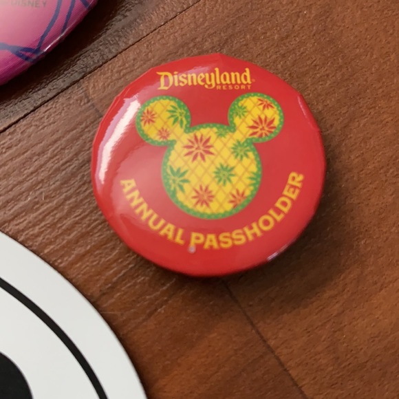 Disney Button bundle 6 with a AP magnet - Picture 3 of 8